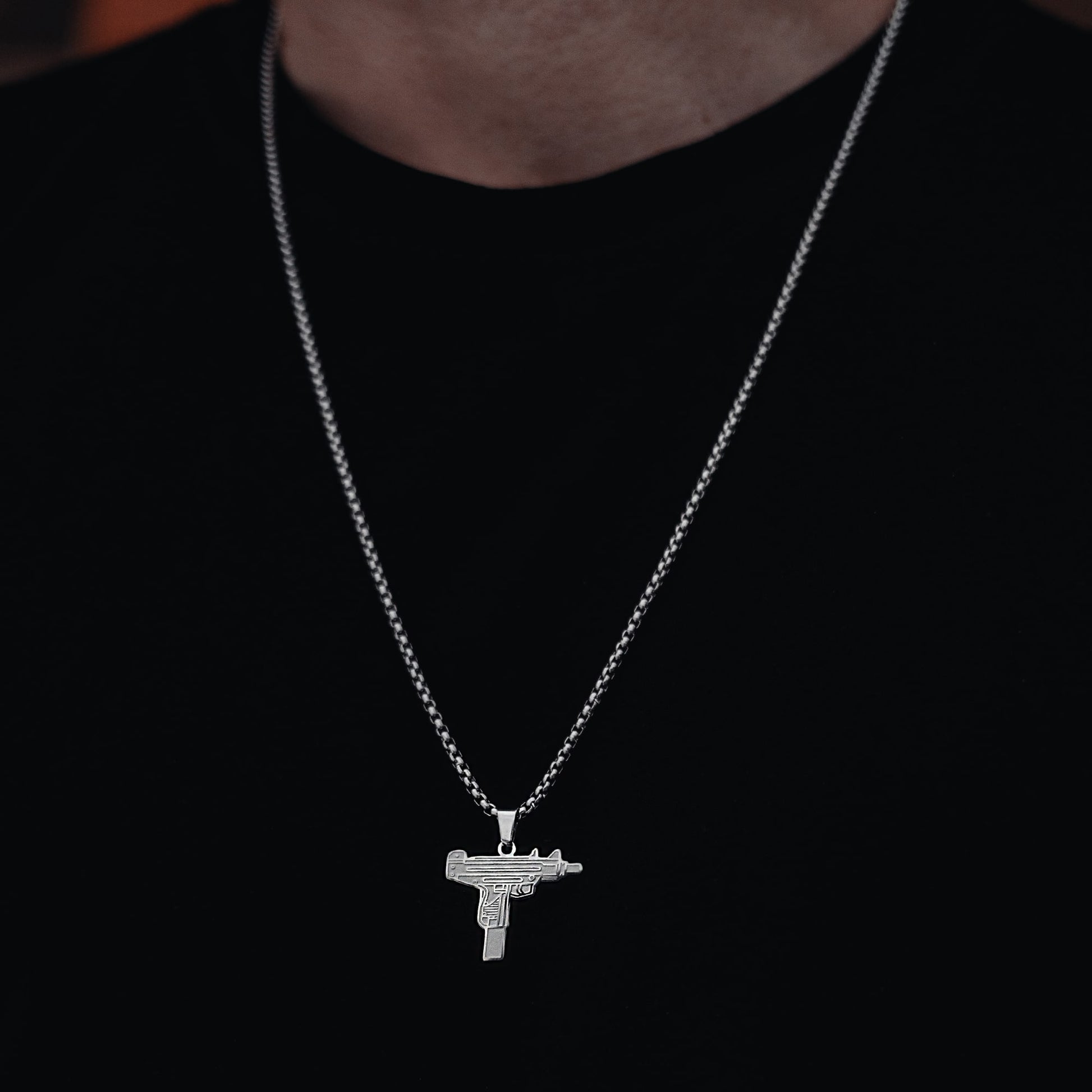 řetízek s pistolí