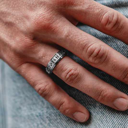 prsten s vykrojenými runami